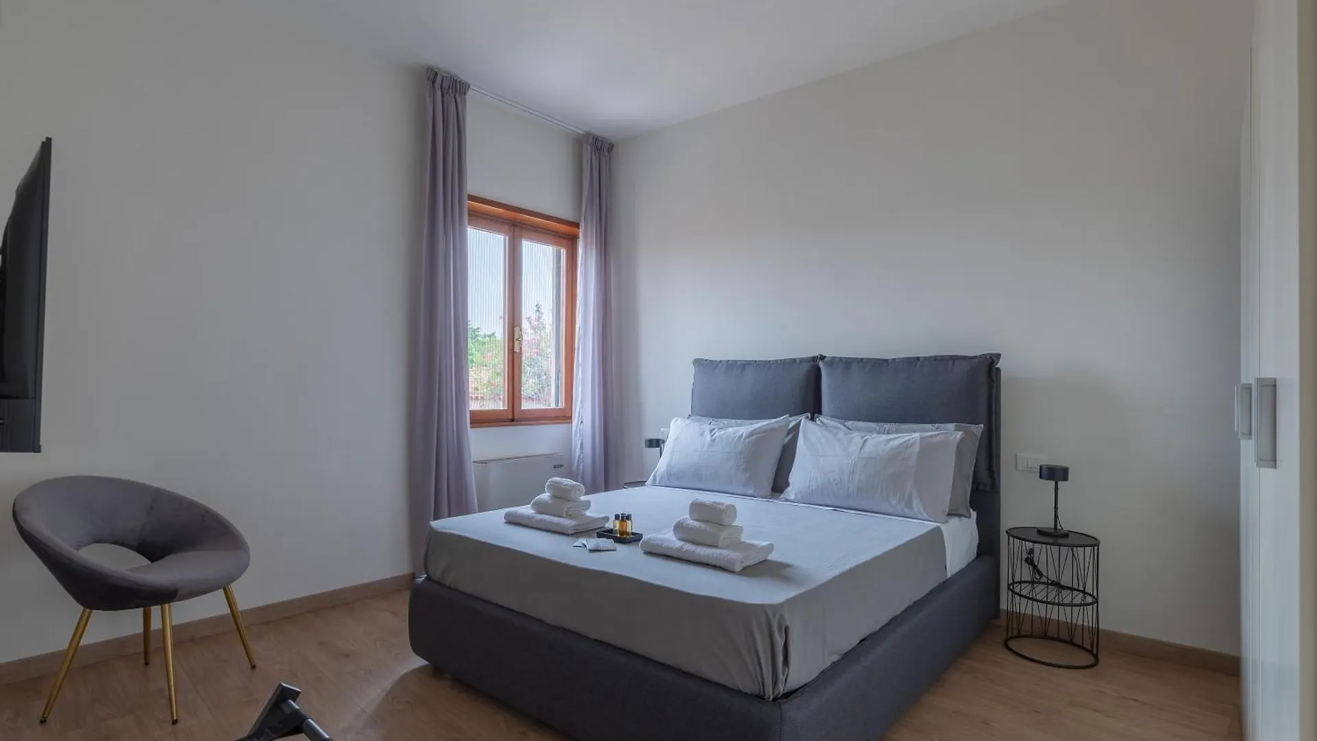 Amazing Apt Free Private Parking 18 Min By Train To Florence Prato  Italia